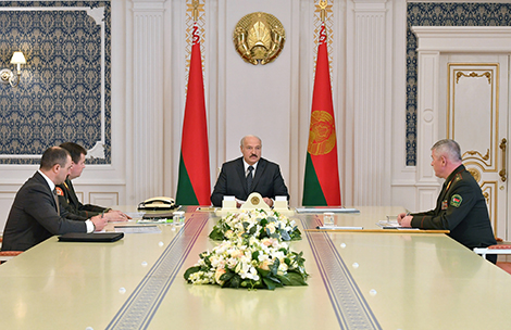 Lukashenko holds meeting to discuss situation on Belarusian border