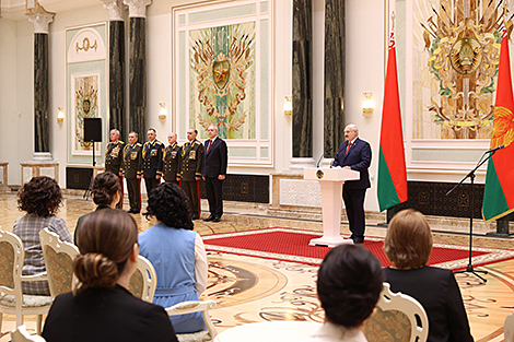 Lukashenko presents state awards, general’s shoulder straps to distinguished Belarusians