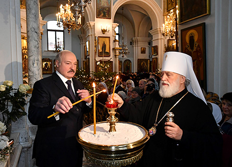 Lukashenko lights Christmas candle at Holy Spirit Cathedral in Minsk