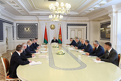 Lukashenko hosts conference to discuss agribusiness modernization with Vitebsk Oblast as example