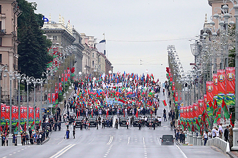 Lukashenko takes part in patriotic procession in Minsk