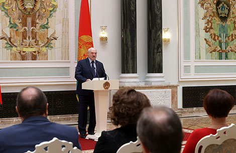 Lukashenko presents state awards to distinguished Belarusians