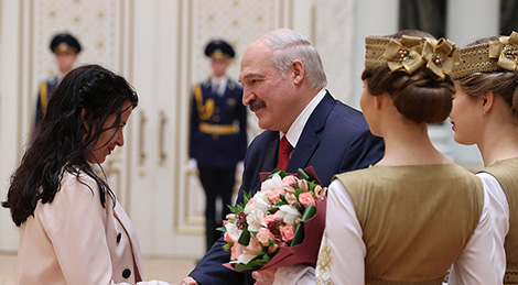 Lukashenko presents state awards, rank insignia