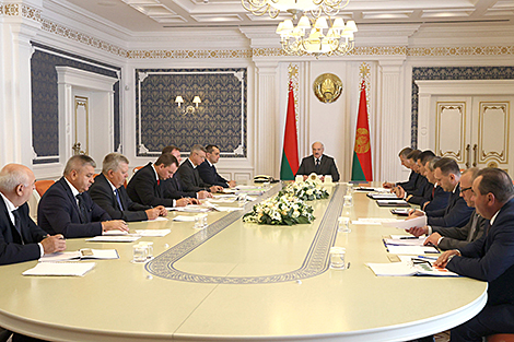 Lukashenko hosts meeting to discuss Belarus' food industry