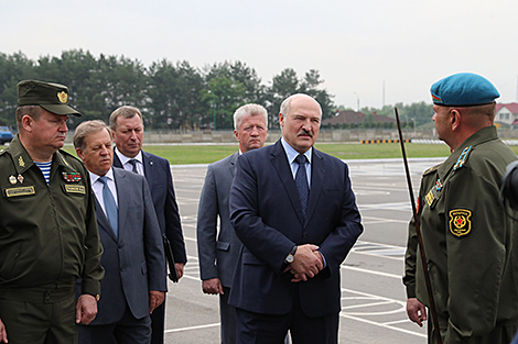Lukashenko meets with paratroopers in Brest