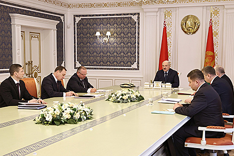 Lukashenko hosts meeting to discuss IT, finances