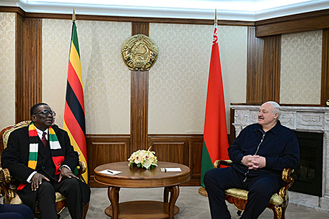 Lukashenko sees off Zimbabwean president at airport