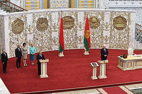 Lukashenko sworn in as Belarus president