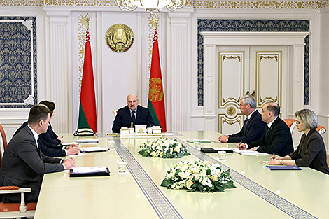 Lukashenko hosts meeting to discuss political party building in Belarus