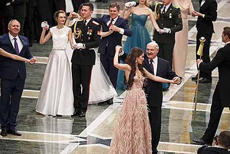 Lukashenko waltzes with Miss Belarus 2018 at New Year’s Ball