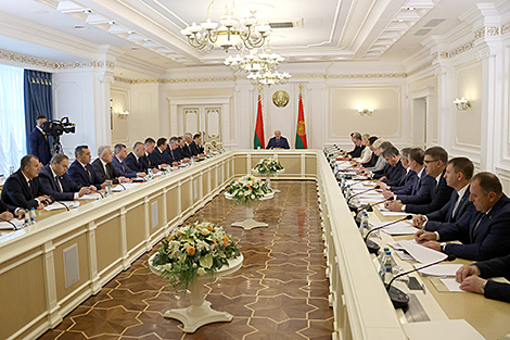 Lukashenko hosts meeting on HR policy