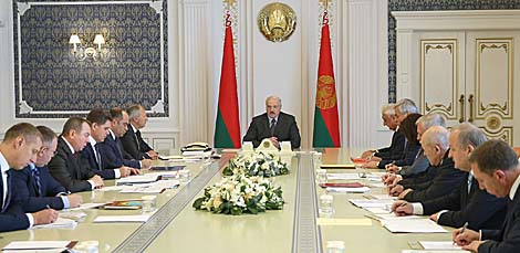 Lukashenko holds session to discuss economic issues