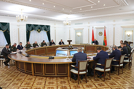 Lukashenko hosts meeting to discuss Belarus’ border security