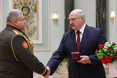Lukashenko presents state awards, rank insignia