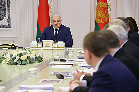 Lukashenko holds meeting on most pressing issues