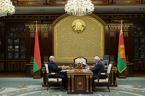 Lukashenko: Russia outsources some operations in aircraft building, shipbuilding to Belarus