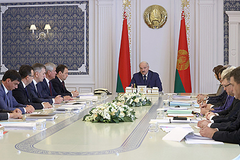 Lukashenko meets with senior government members