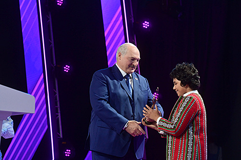 Lukashenko presents grand prix of children’s music contest Vitebsk to Kazakh performer