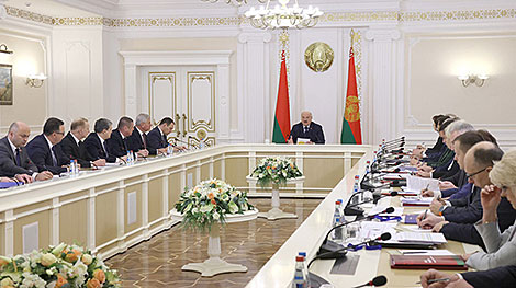 Lukashenko wants tougher quality control for Belarus’ goods, services