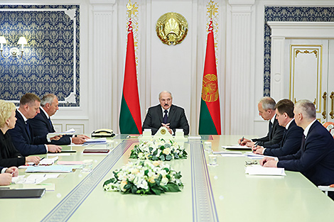 Lukashenko holds meeting to discuss draft decree on social support