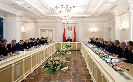 Lukashenko receives report on Belarus’ economic performance and forecasts