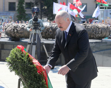 Lukashenko lays wreath at Victory monument in Minsk