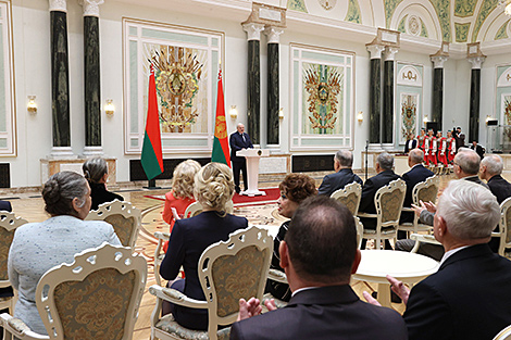 Lukashenko presents state awards