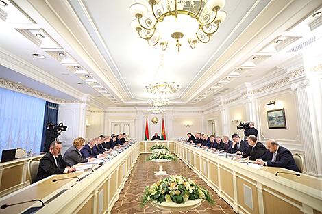 Lukashenko demands clear, achievable anti-crisis plan for Vitebsk Oblast
