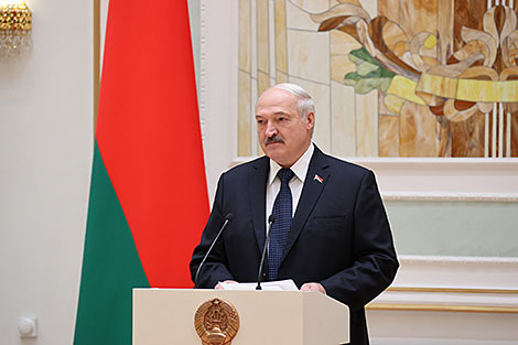 Lukashenko presents state awards in run-up to Day of People’s Unity