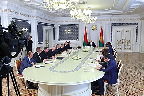 Lukashenko convenes meeting to discuss key investment projects with foreign countries