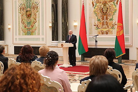 Lukashenko presents state awards, general’s straps
