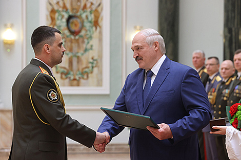 Lukashenko: Officers are a pillar of security of Belarus