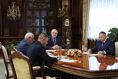 Lukashenko reviews performance of forestry industry