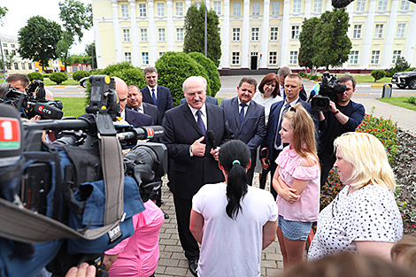 Lukashenko talks to local residents, journalists in Polotsk