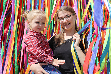 Lukashenko wishes Belarusian women happy Mother’s Day