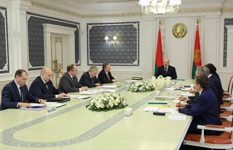 Lukashenko stresses urgency of reversing recession in domestic oil processing
