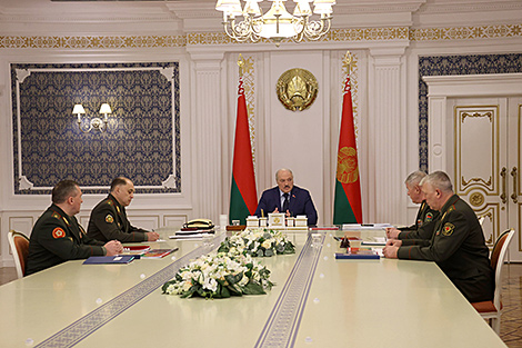 Lukashenko discusses situation along Belarus' border, refugees, army support