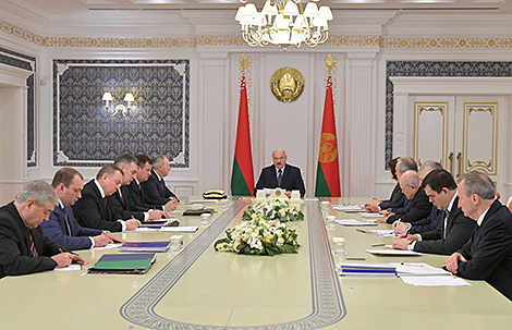 Lukashenko holds session to discuss oil supplies