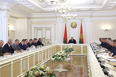 Lukashenko convenes meeting to discuss pig breeding industry