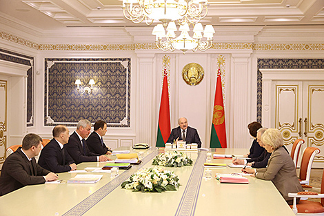 Lukashenko hosts government session to discuss civil service law