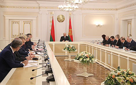 Lukashenko holds session to discuss demographic situation, support of families with children