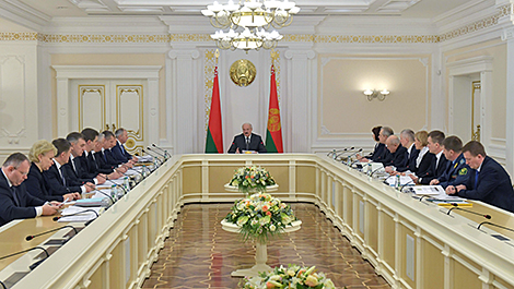 Lukashenko holds meeting with senior officials of Council of Ministers