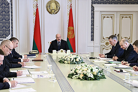 Lukashenko urges to determine development prospects of Motovelo Plant