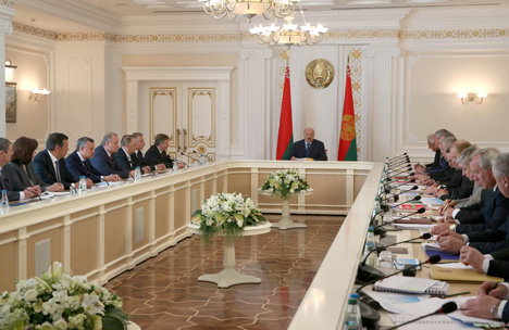 Lukashenko: Belarus should keep up with the world economy, science, progress in the next five years