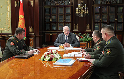 Lukashenko meets with security officials to discuss Armed Forces, NATO exercise
