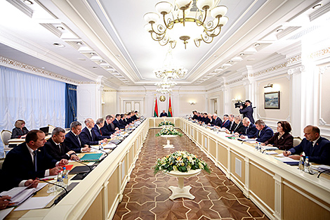 Lukashenko calls for realistic yet ambitious 2026 targets