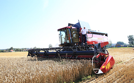 Lukashenko inspects progress in harvest campaign