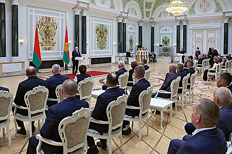 Lukashenko presents awards to Belarus’ outstanding agrarians