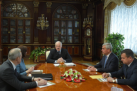 Lukashenko holds meeting to discuss proposals for new government