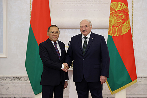 Lukashenko receives credentials from ambassadors of 11 states